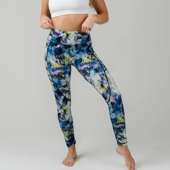 Zyia - Twilight Garden Pocket Light n Tight 7/8 Leggings - Picture 1 of 10
